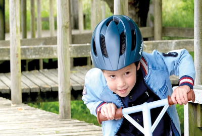 bērns ar velosipēdu