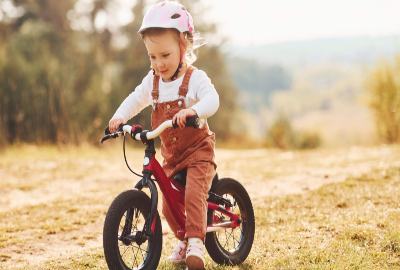 bērns ar velosipēdu